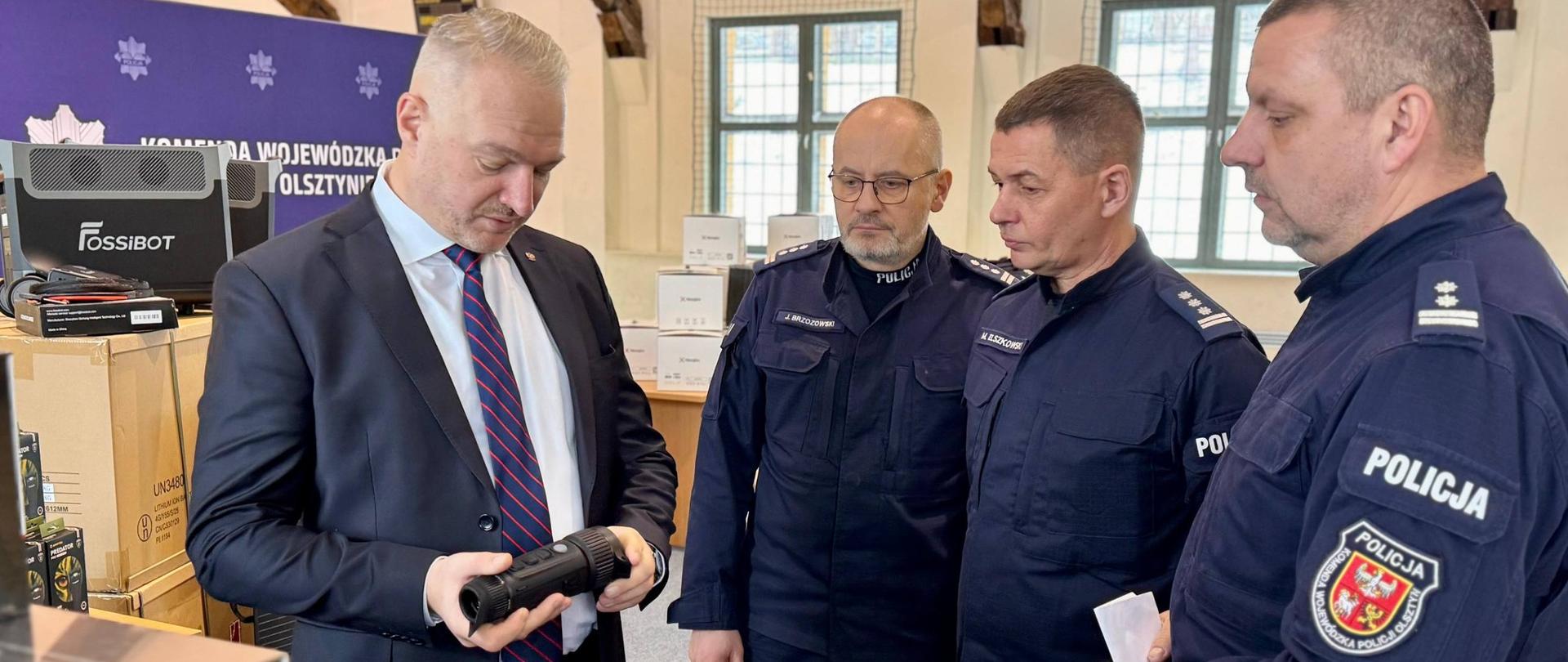 Wojewoda z przedstawicielami Policji podczas prezentacji sprzętu.