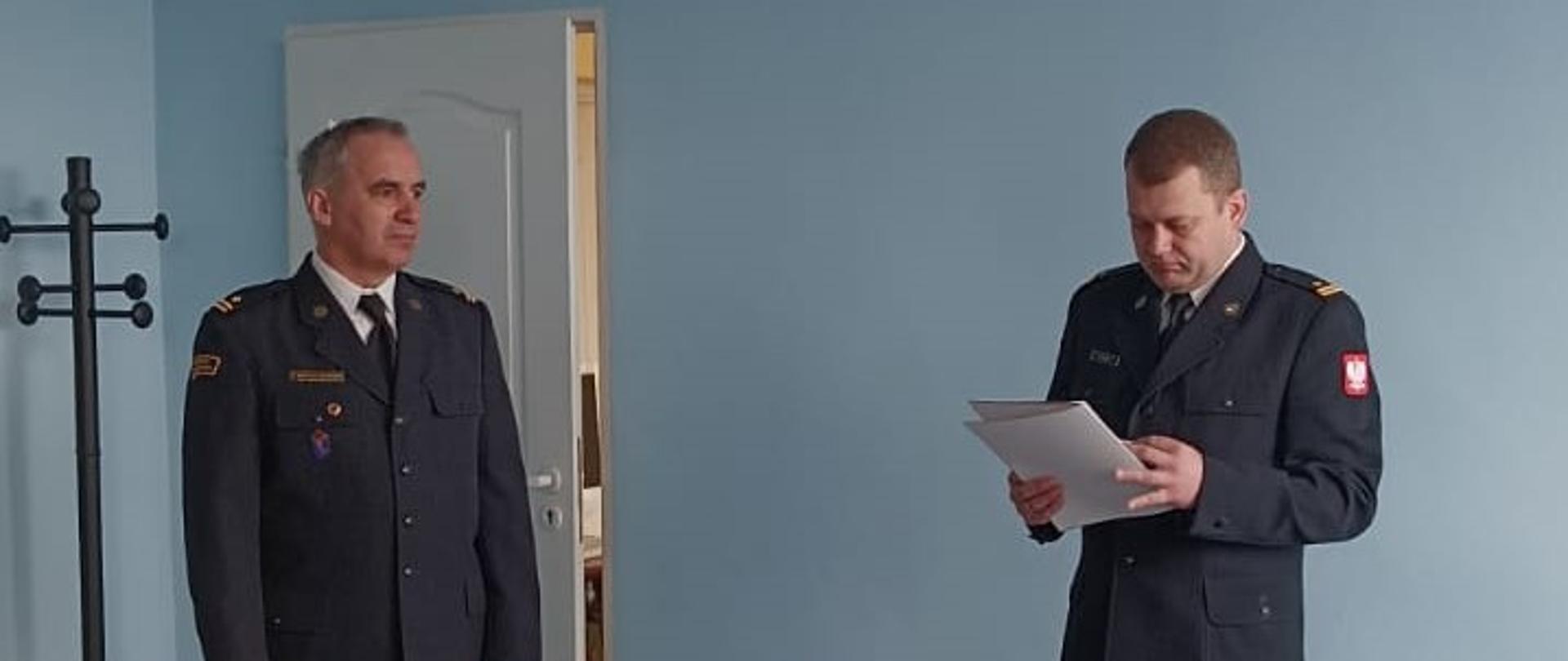 Zastępca Komendanta odczytuje rozkaz odejścia na zaopatrzenie emerytalne strażakowi w galowym mundurze