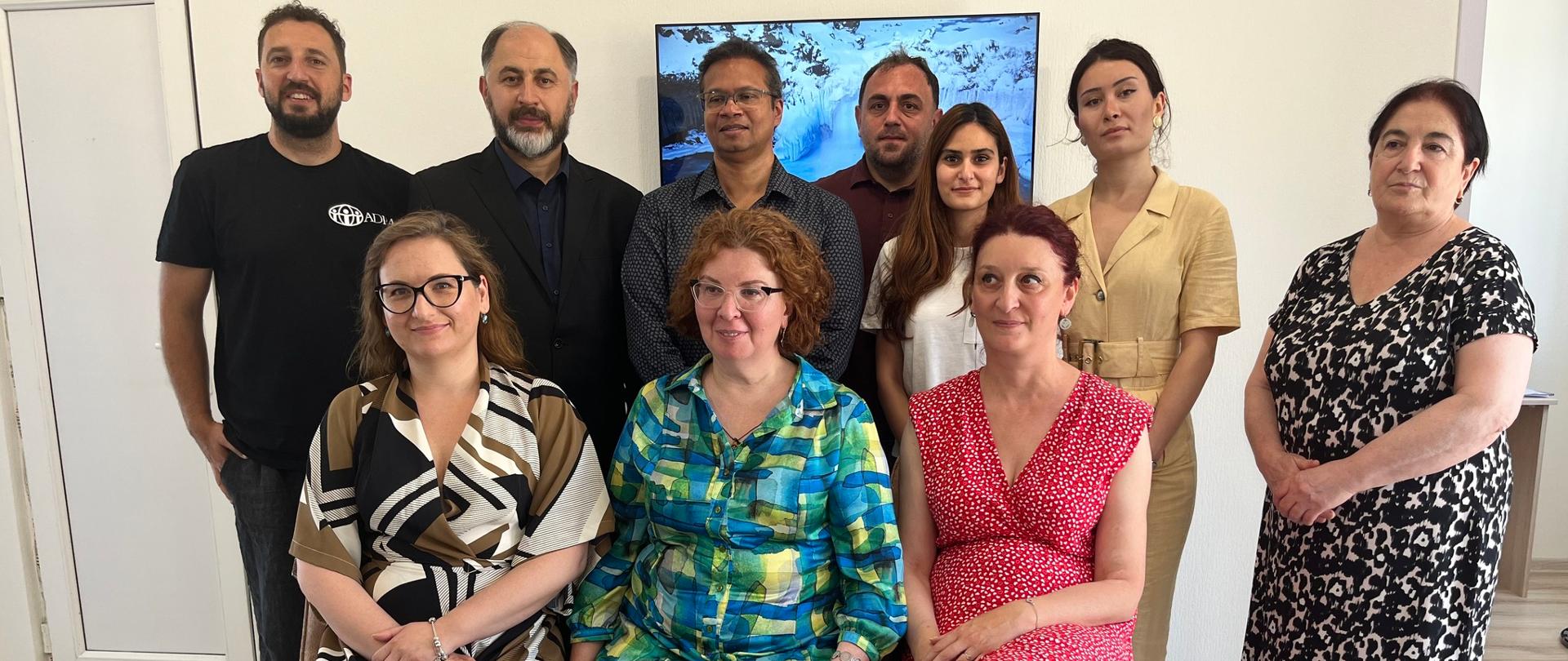 Zdjęcie przedstawia reprezentantkę ADRA Polska Katsiarynę Kasykh z oficerem terenowym ADRA Gruzja- Araikiem Karapetyanem oraz przedstawicielami lokalnych władz i NGO Biliki. Fot. Mariam Chrikiszwili