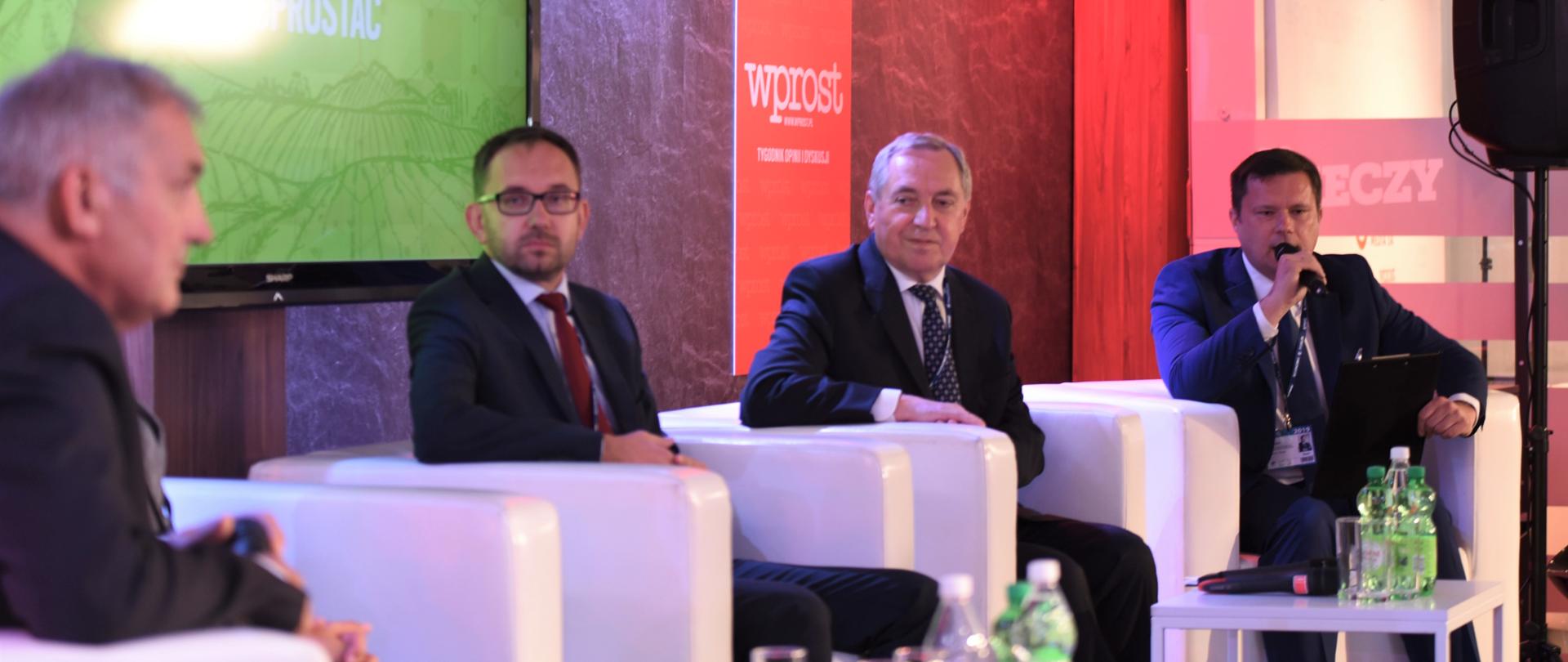 Minister środowiska Henryk Kowalczyk podczas panelu na Forum Ekonomicznym w Krynicy