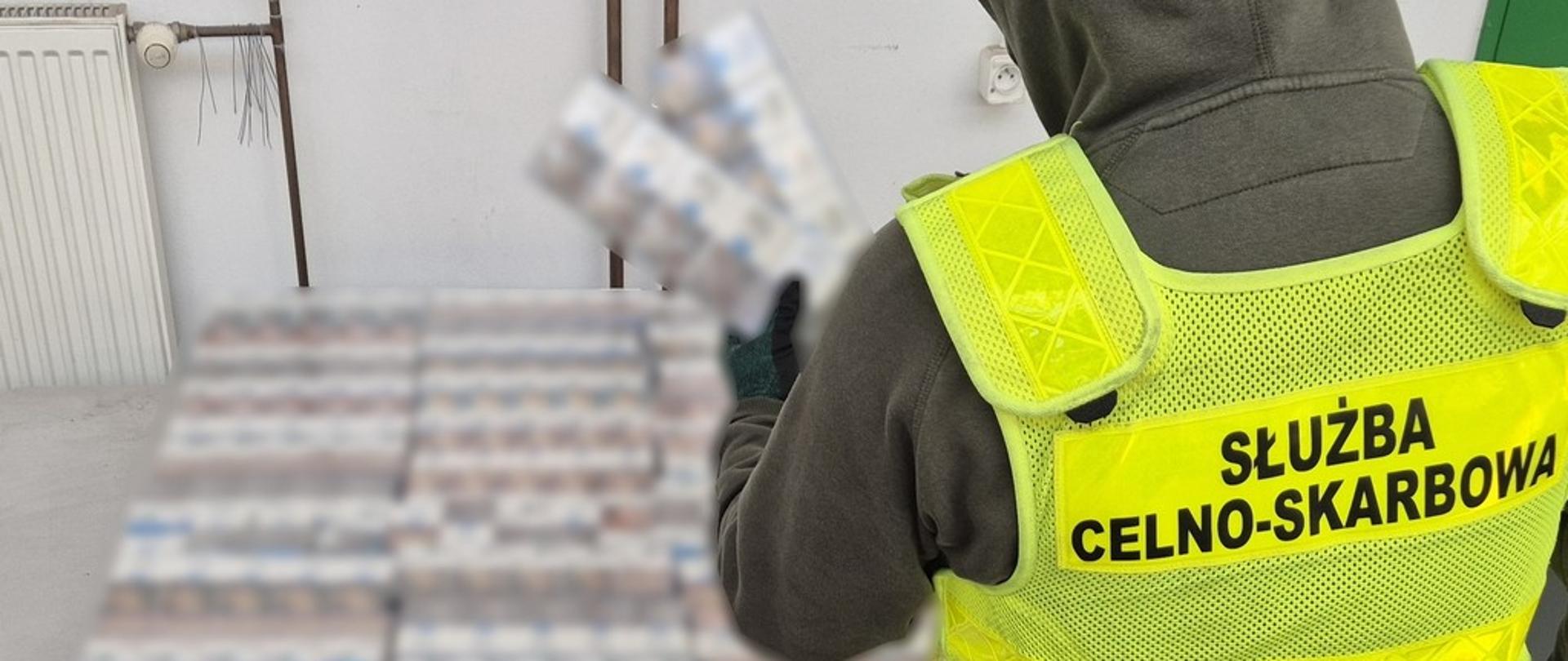 Funkcjonariusz KAS przy papierosach