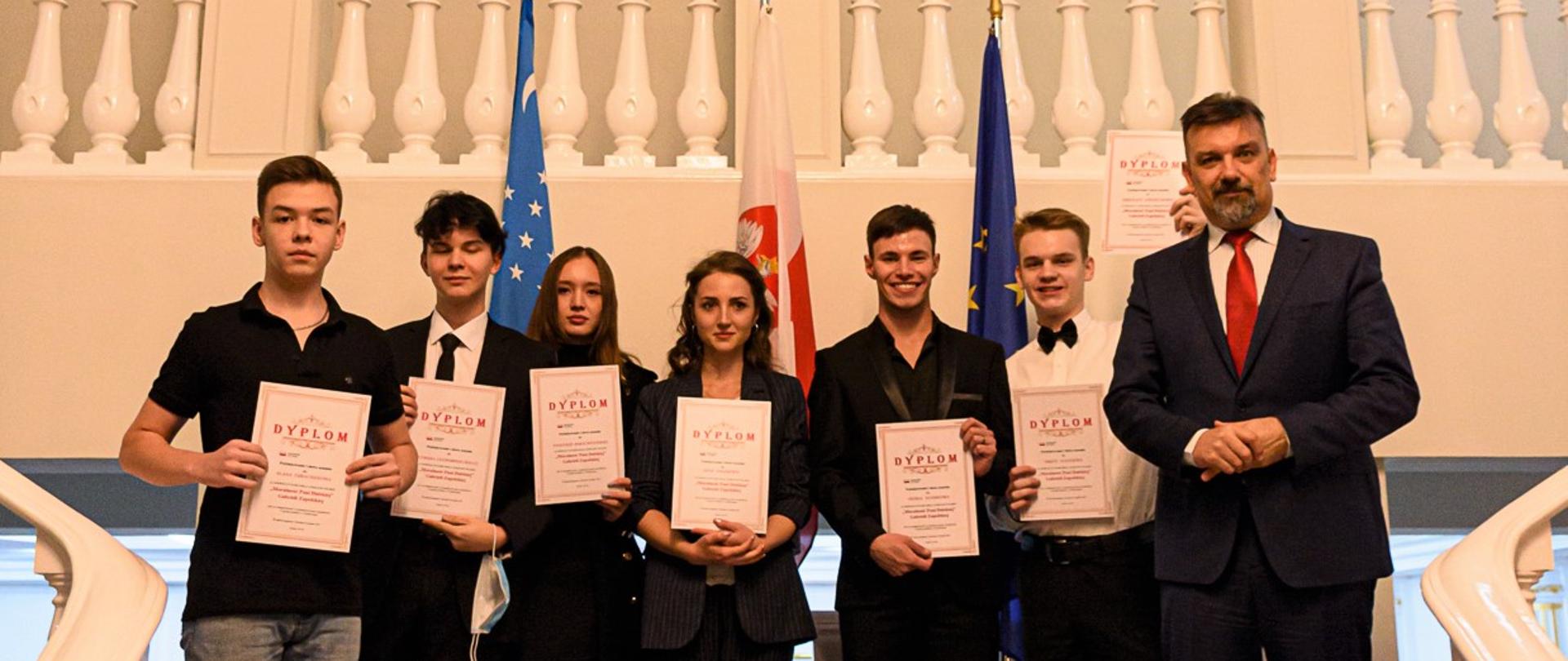 Wręczenie nagród i dyplomów młodzieży polonijnej w Ambasadzie RP w Taszkencie