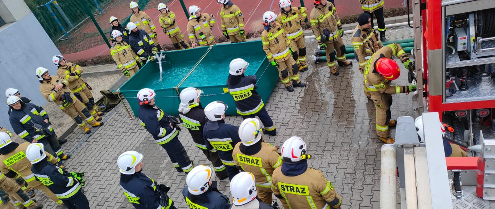 zajęcia praktyczne prowadzone przez strażaków JRG Mikołów podczas szkolenia kierowcy-konserwatora Ochotniczych Straży Pożarnych