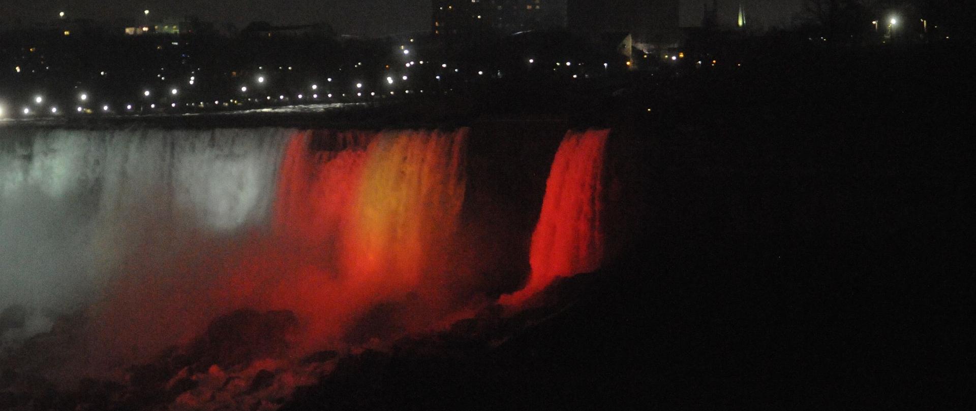Polish national colours light up Niagara Falls