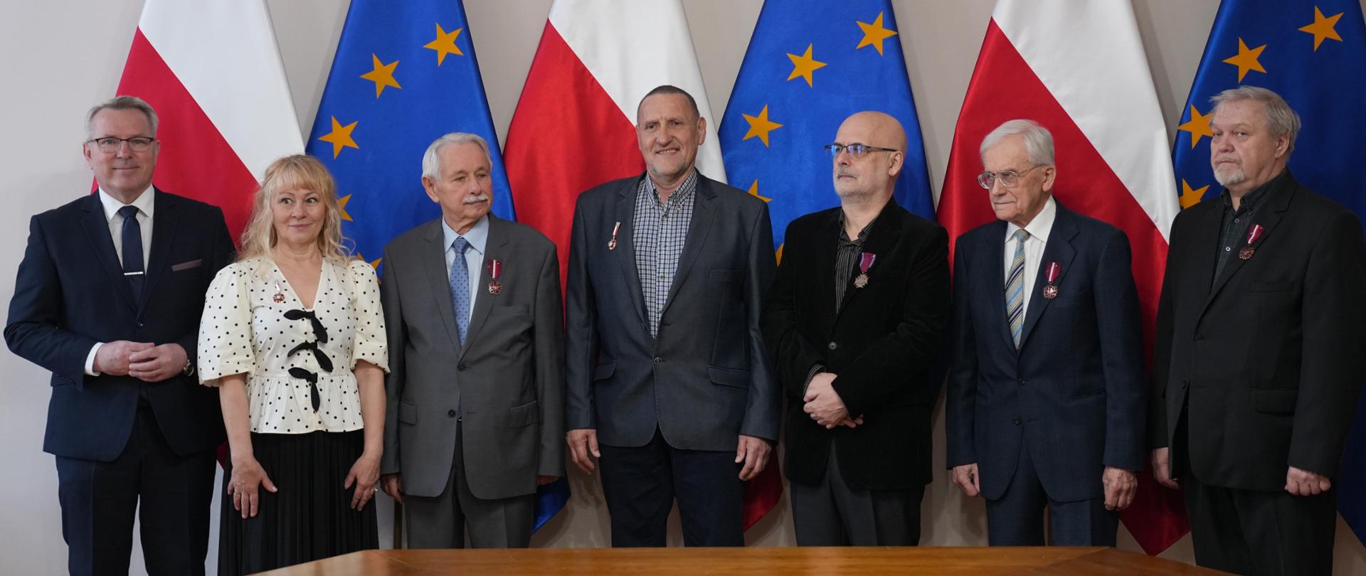 Wręczenie odznaczeń państwowych dla członków Związku Literatów Polskich - zdjęcie grupowe 