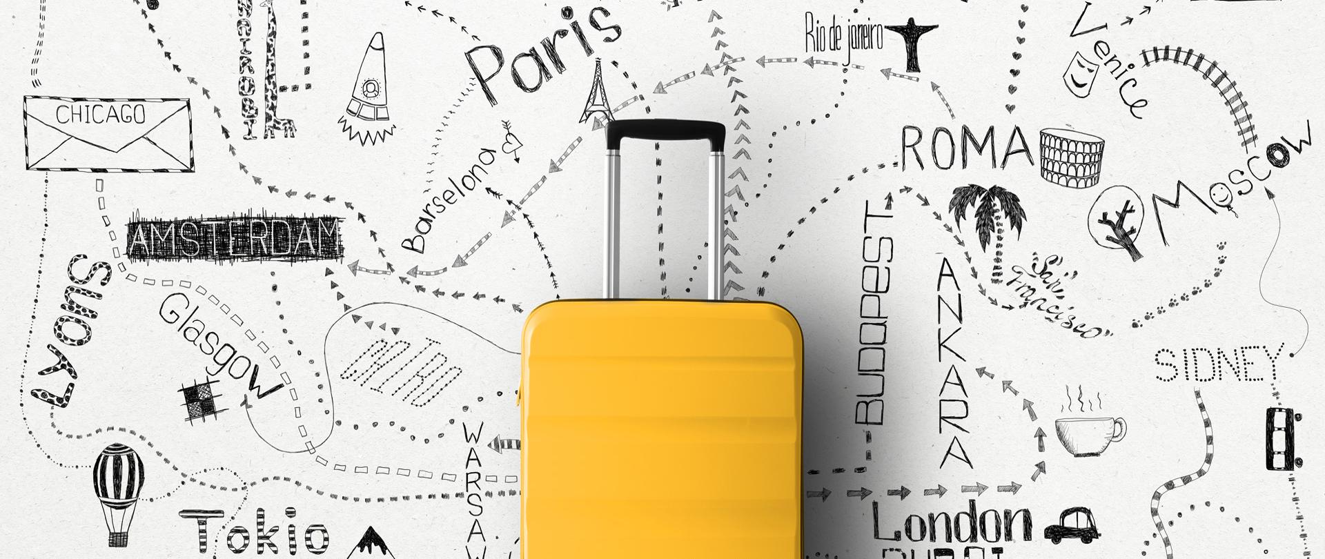 Walizka na tle rysunkowej mapy z nazwami stolic.