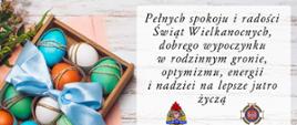 Na zdjęciu widoczne pisanki w drewnianej skrzynce z niebieska kokardą oraz życzenia z okazji Świąt Wielkiej Nocy komendanta powiatowego Państwowej Straży Pożarnej i prezesa Zarządu Oddziału Powiatowego Związku Ochotniczych Straży Pożarnych w Gorlicach. 