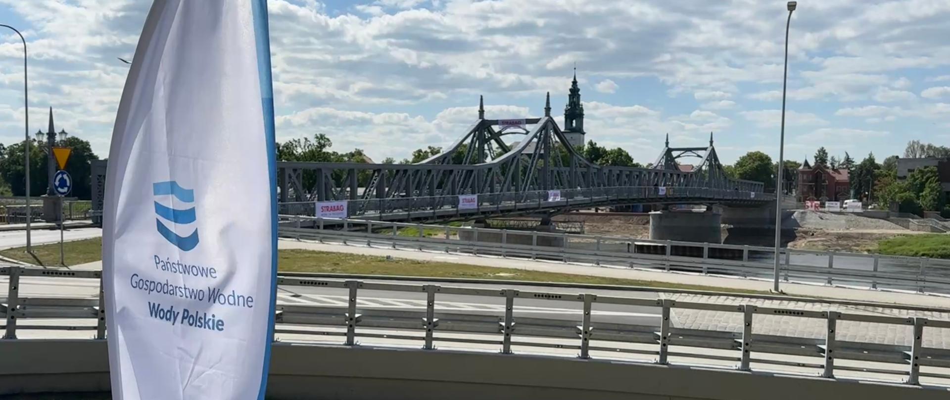 Zakończono operację podnoszenia mostu w Krośnie Odrzańskim.