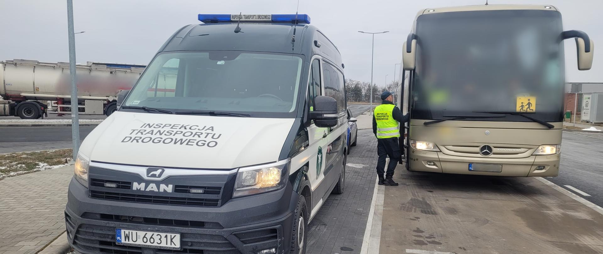 Inspektor Inspekcji Transportu Drogowego przeprowadza kontrolę autokaru na parkingu.