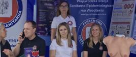 Pracownicy Inspekcji Sanitarnej na stoisku edukacyjnym