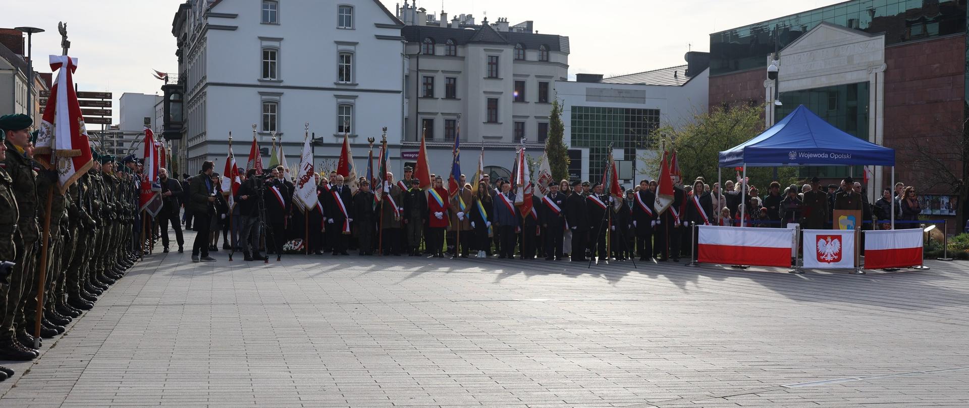 Widoczna trybuna, liczne poczty sztandarowe i Wojskowa Asysta Honorowa.