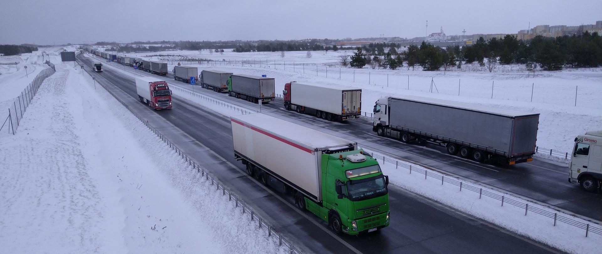 Zdjęcie ilustracyjne, ciężarówki na S61