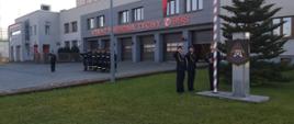 Strażacy podnoszą flagę podczas której odśpiewany został hymn narodowy