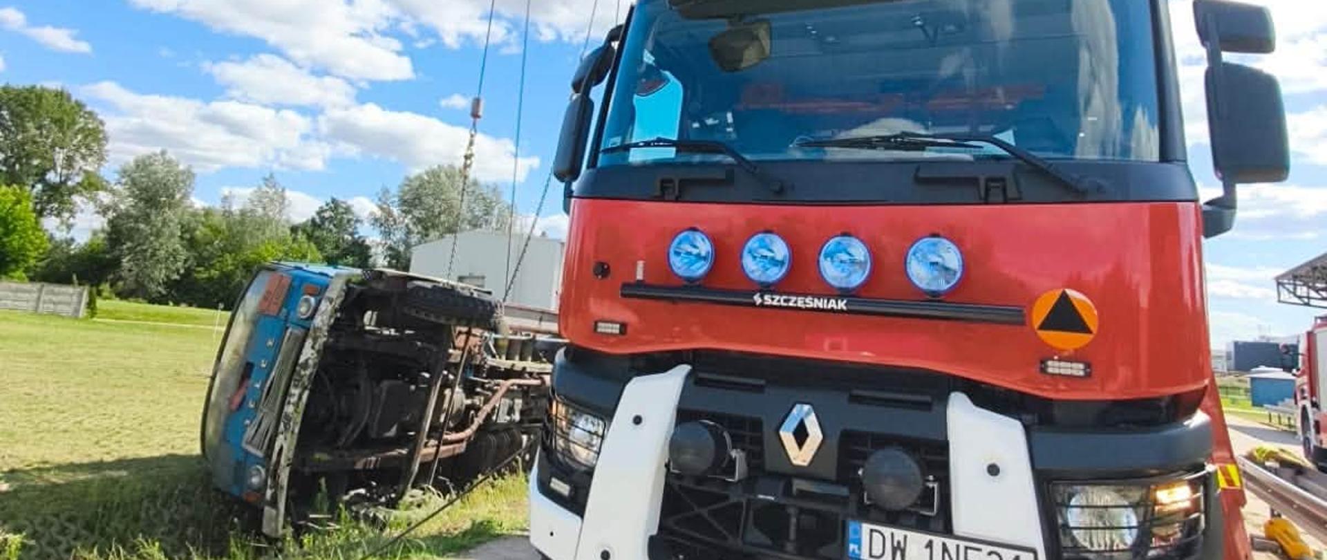 Wóz strażacki podnosi wrak pojazdu