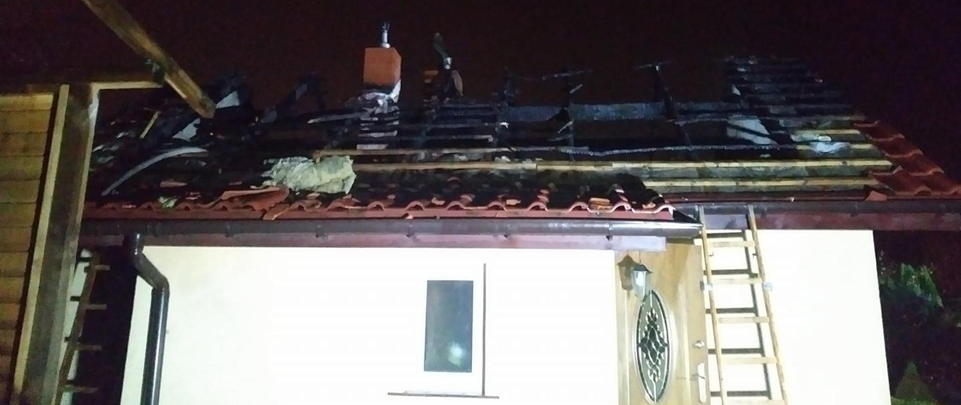 Zdjęcie przedstawia spalony dach budynku