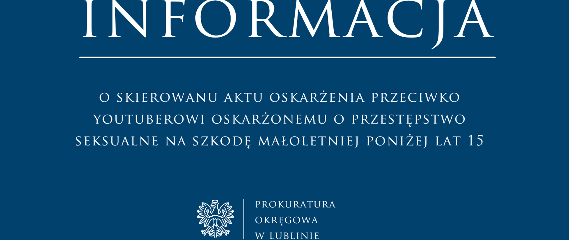 Niebieski baner o treści: Informacja o skierowaniu aktu oskarżenia przeciwko youtuberowi oskarżonemu o przestępstwo seksualne na szkodę małoletniej poniżej lat 15