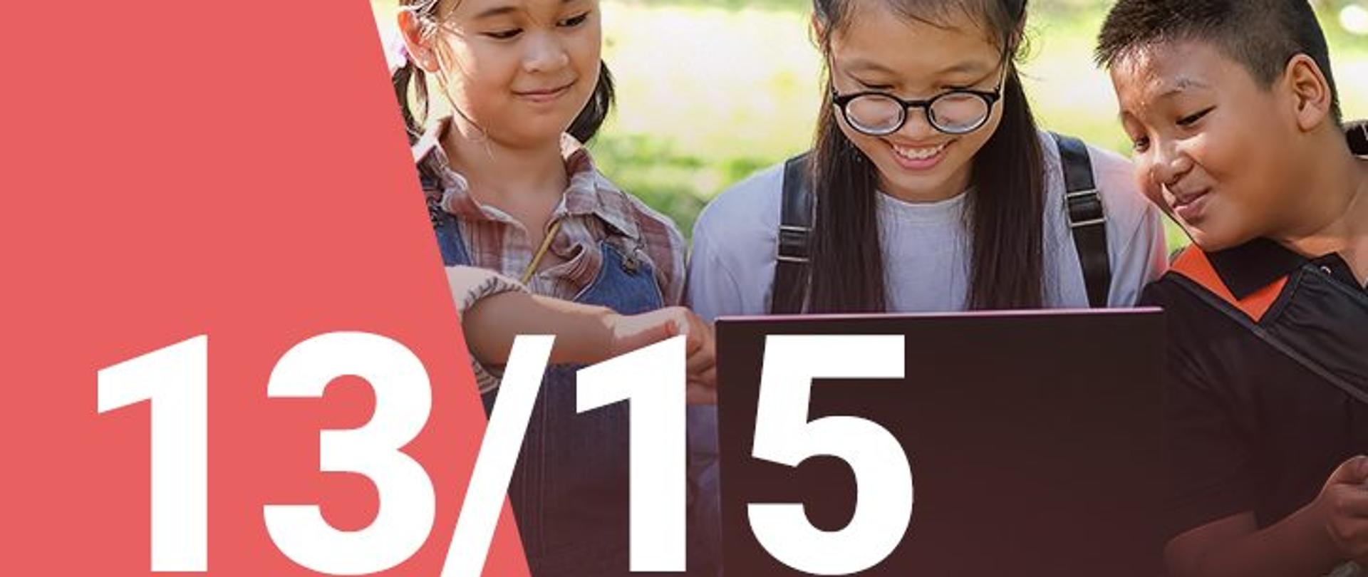 Na zdjęciu widzimy dwie dziewczynki oraz chłopca patrzących z uśmiechem na ekran laptopa. W dolnym lewym roku widoczna jest numeracja zdjęcia (13/15)