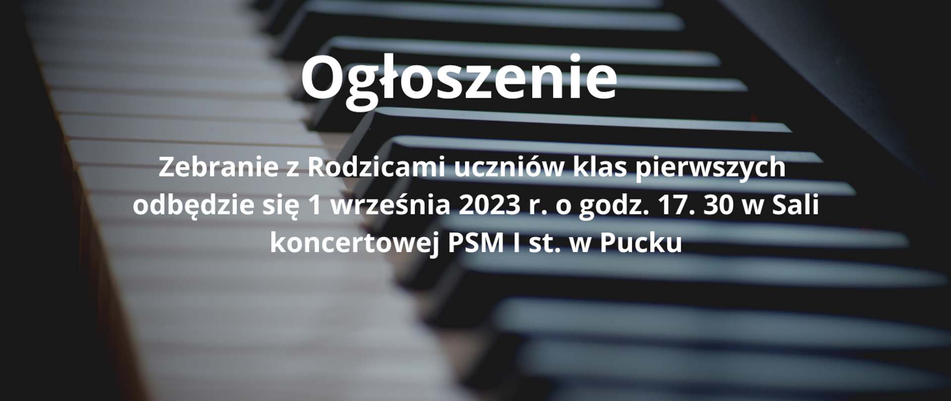 Grafika klawiatury fortepianu z tekstem Ogłoszenie Zebranie z Rodzicami uczniów klas pierwszych odbędzie się 1 września 2023 r. o godz. 17.30 w Sali koncertowej PSM I st. w Pucku