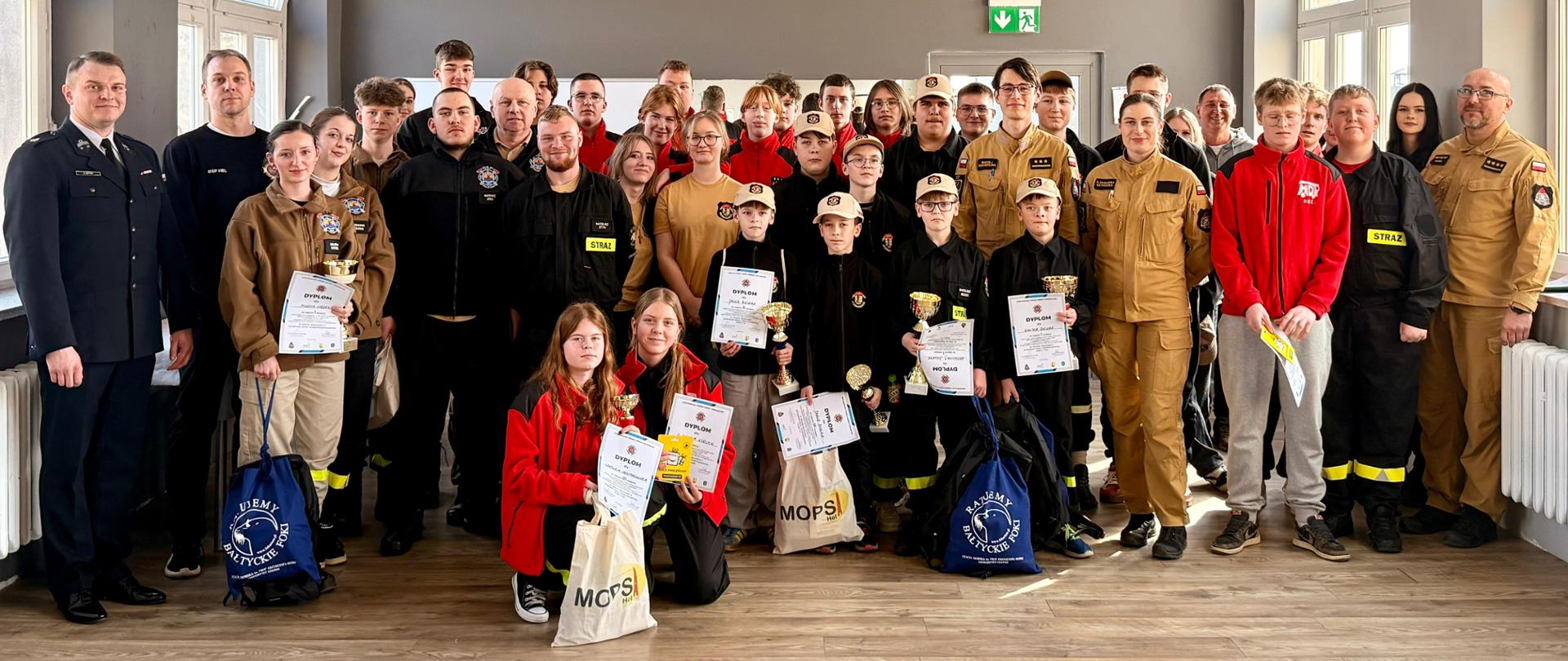 Na zdjęciu wspólne zdęcie uczestników etapu miejsko-gminnego Turnieju Wiedzy Pożarniczej. 