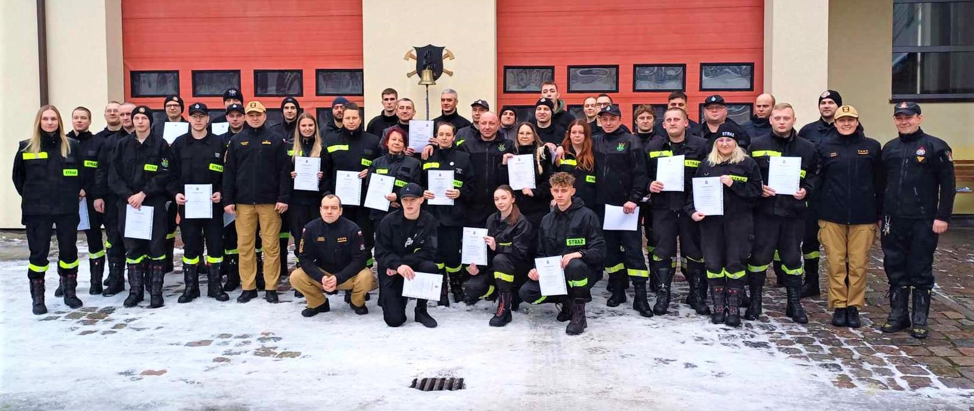 Zdjęcie przedstawia uczestników szkolenie podstawowe strażaka ratownika OSP