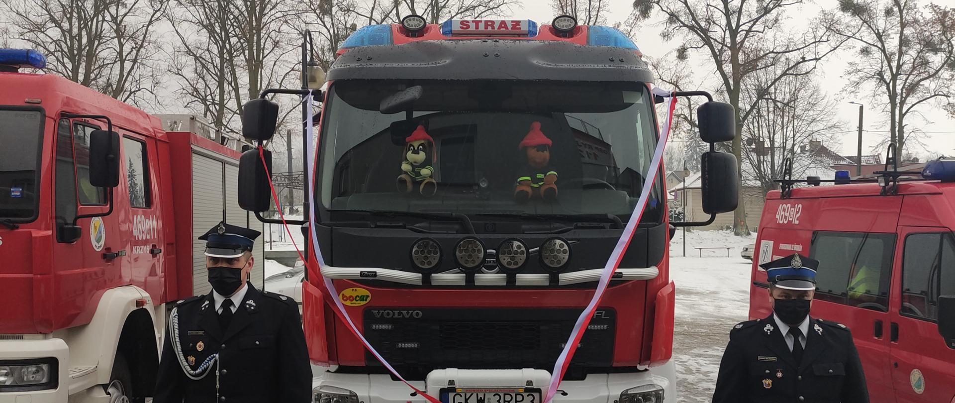 Zdjęcie przedstawia nowy samochód gaśniczy.