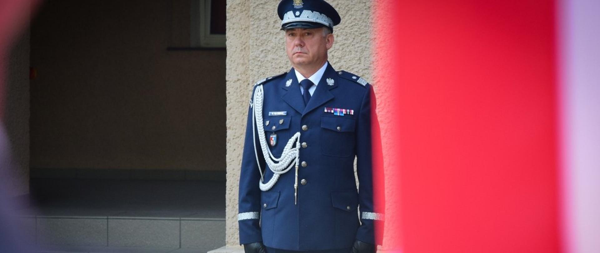 Nadinspektor Dariusz Matusiak podczas uroczystego przywitania przed budynkiem Komendy Wojewódzkiej Policji w Rzeszowie 