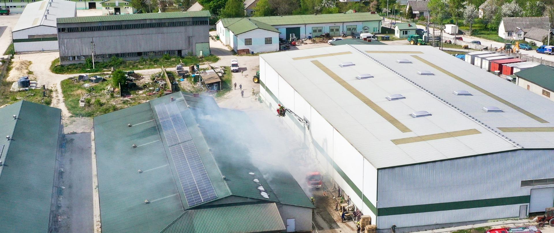 Zdjęcie przedstawia działania gaśnicze hali produkcyjnej wykonane z powietrza