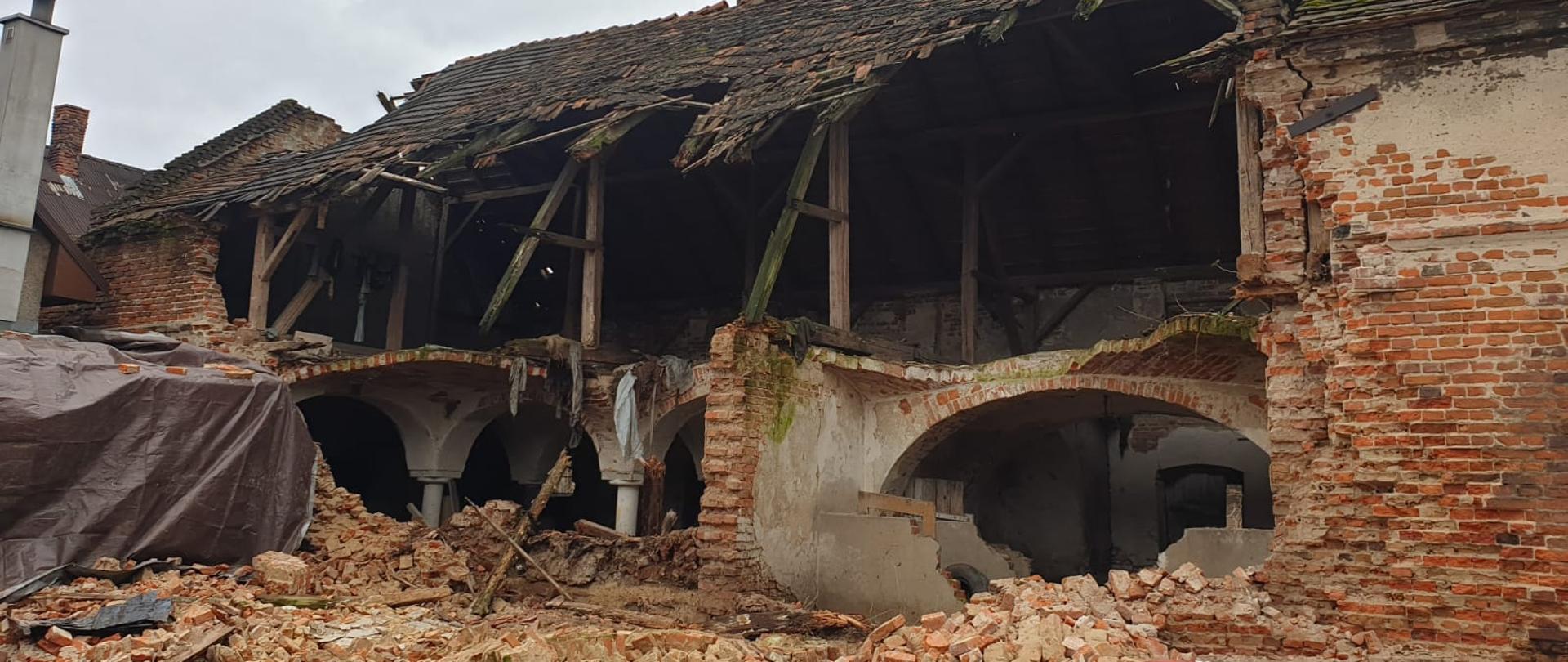 Zawalona stodoła w miejscowości Czeska Wieś