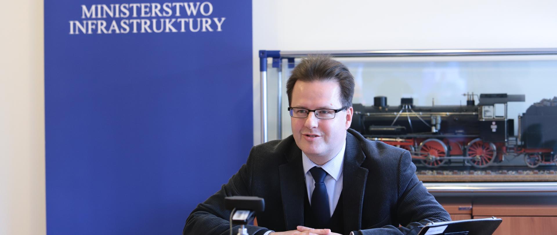 Wiceminister infrastruktury Andrzej Bittel wziął udział w wideokonferencji prasowej na temat podpisania przez PKP Polskie Linie Kolejowe SA umowy na opracowanie dokumentacji przedprojektowej, koncepcji programowo przestrzennej dla budowy skrzyżowania dwupoziomowego w Terespolu