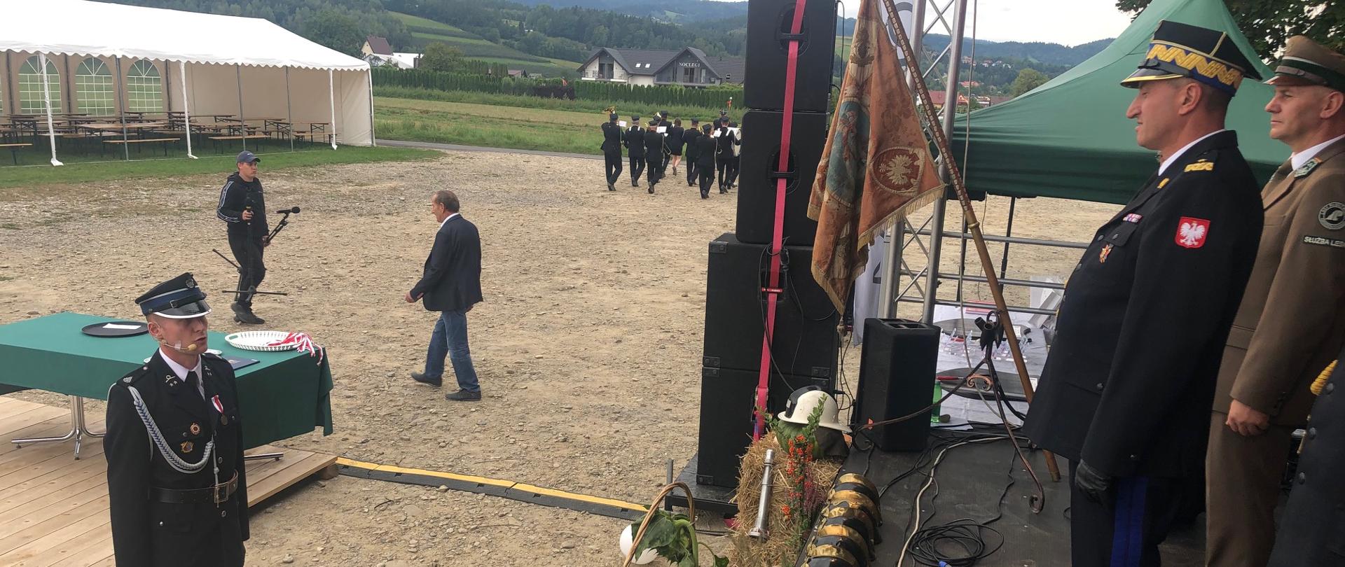 Komendant Wojewódzki odbiera meldunek.