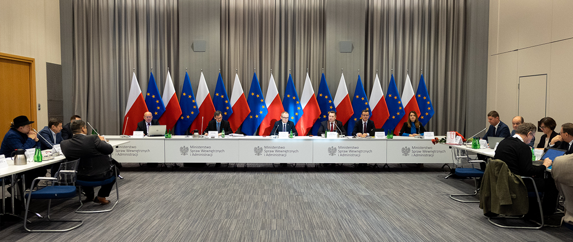 Komisja Wspólna Rządu i Mniejszości Narodowych i Etnicznych w MSWiA z udziałem wiceministra Błażeja Pobożego i ministra Przemysława Czarnka.