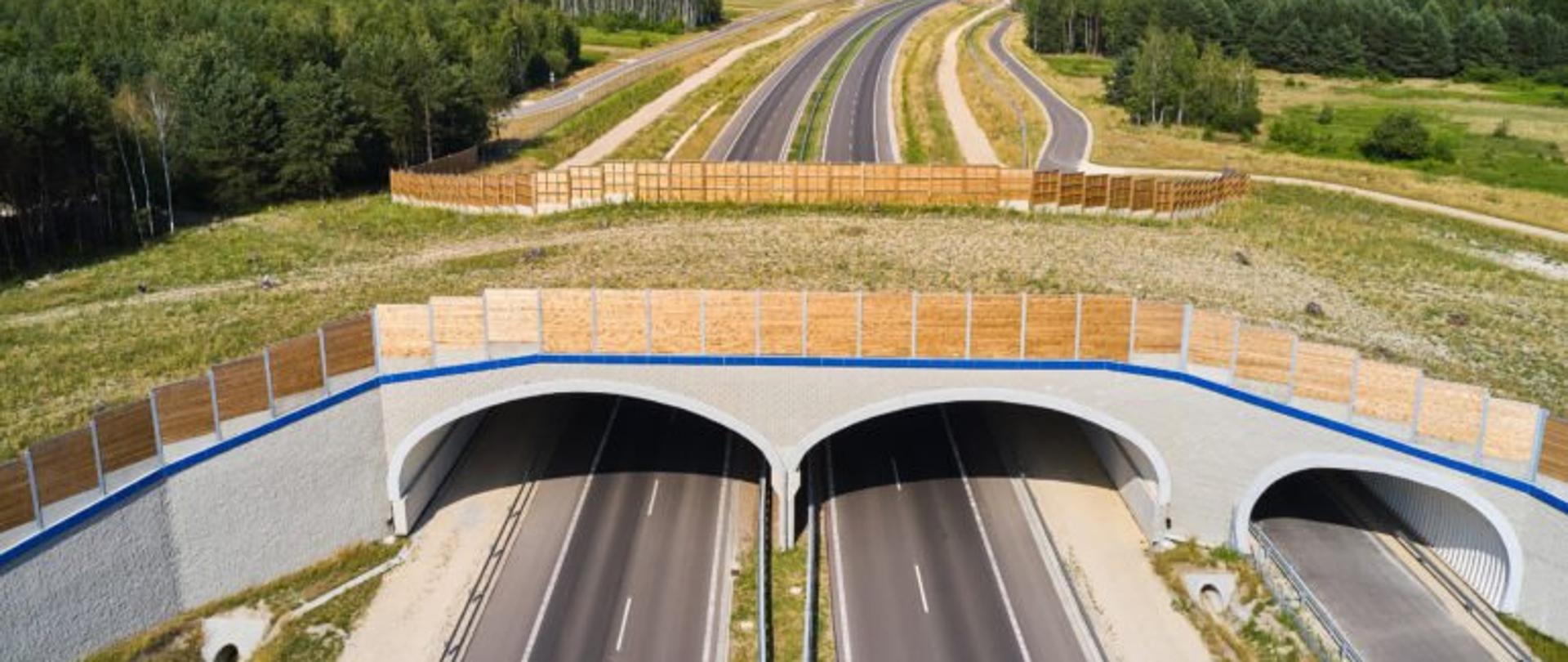 Zdjęcie przedstawia fragment drogi i mostu