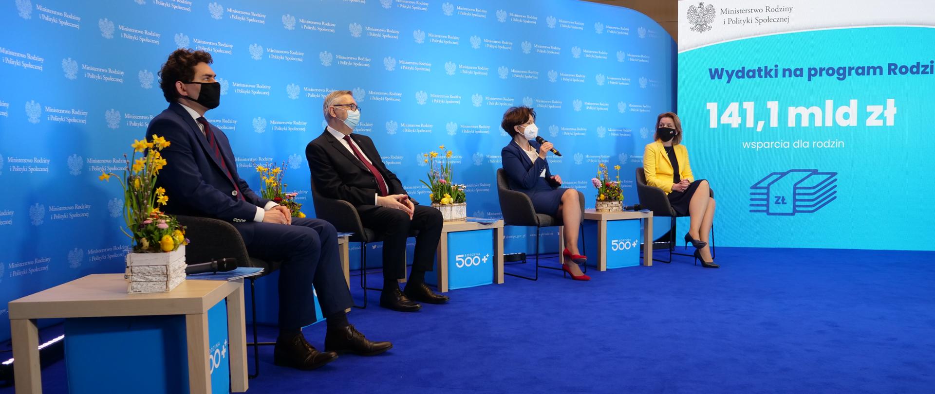 Na zdjęciu 4 osoby podczas debaty 