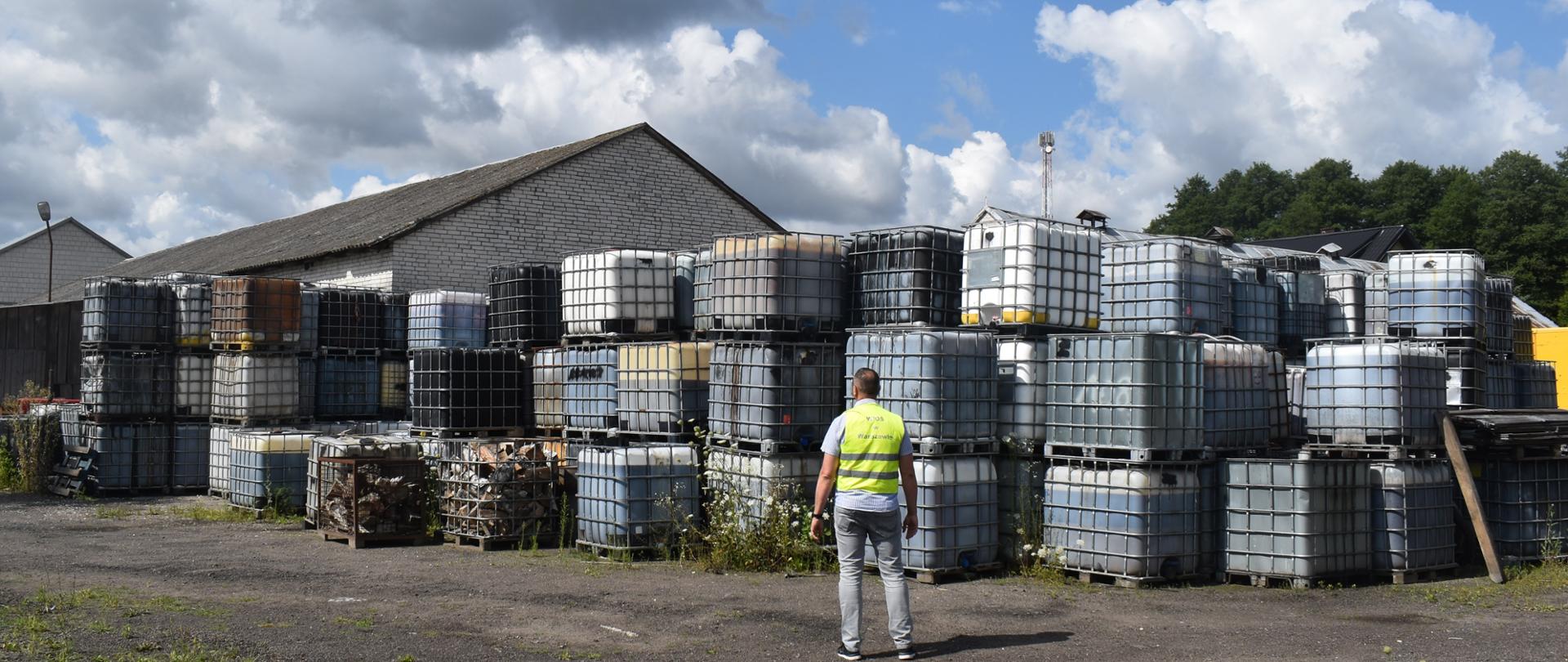 Inspektor Wojewódzkiego Inspektoratu Ochrony Środowiska w Warszawie monitoruje kilkadziesiąt zbiorników o pojemności 1000 l ustawionych na otwartym terenie. 