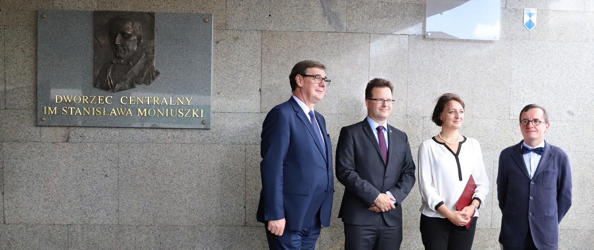 Wiceminister infrastruktury Andrzej Bittel, wiceminister kultury i dziedzictwa narodowego, generalny konserwator zabytków Magdalena Gawin, prezes PKP SA. Krzysztof Mamiński, mazowiecki wojewódzki konserwator zabytków Jakub Lewicki podczas uroczystości wpisania Warszawskiego Dworca Centralnego im. Stanisława Moniuszki do rejestru zabytków