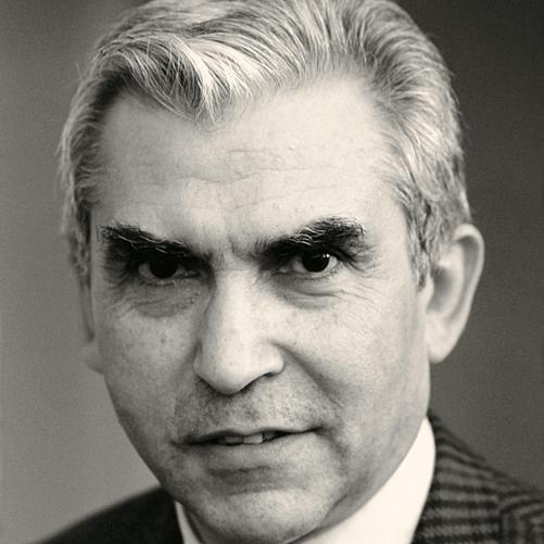 Adam Daniel Rotfeld czarno - biały portret mężczyzny, siwe włosy, ciemne brwi, szara marynarka w kratkę, ciemny krawat, biała koszula.