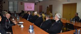 Strażacy PSP, OSP oraz zaproszeni goście podczas narady podsumowującej rok 2025