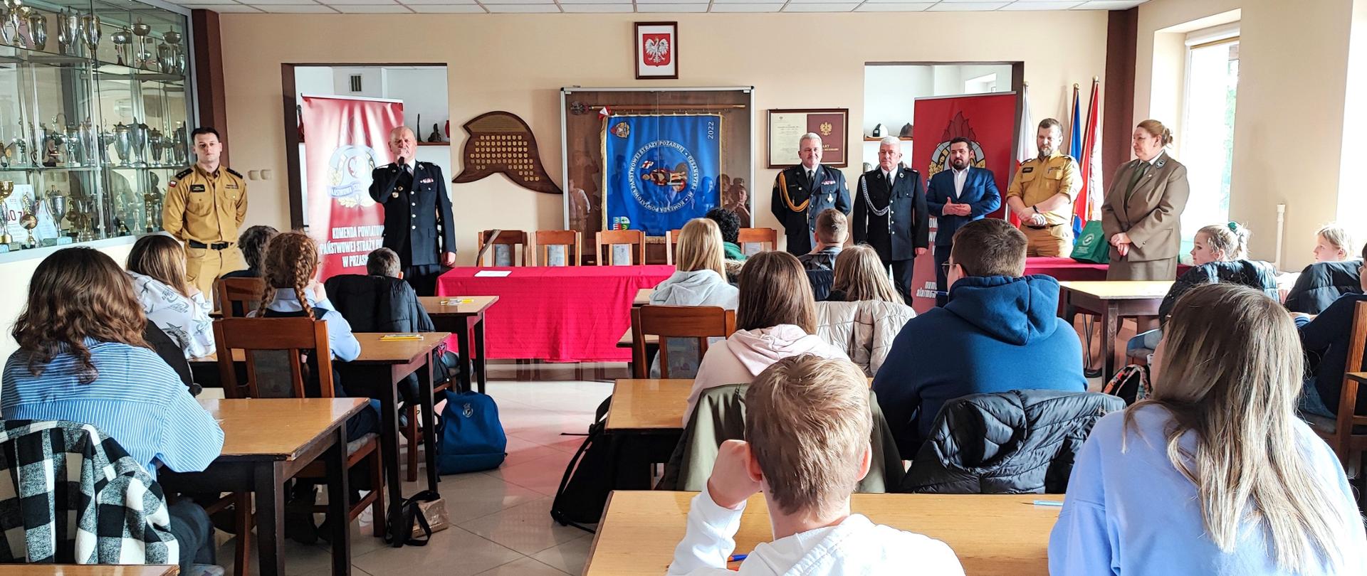 Eliminacje powiatowe XLVI (46) edycji Ogólnopolskiego Turnieju Wiedzy Pożarniczej pt. „Młodzież Zapobiega Pożarom” odbyły się 26 marca 2024r. w siedzibie Komendy Powiatowej Państwowej Straży Pożarnej w Przasnyszu.
Turniej został zorganizowany przez Zarząd Oddziału Powiatowego ZOSP RP w Przasnyszu, przy współudziale Starostwa Powiatowego, Komendy Powiatowej Państwowej Straży Pożarnej w Przasnyszu oraz Nadleśnictwa Przasnysz. Na otwarciu konkursu był obecny Pan Paweł Mostowy Starosta Przasnyski, który objął patronat honorowy nad przebiegiem eliminacji.
Ogólnopolski Turniej Wiedzy Pożarniczej "Młodzież Zapobiega Pożarom" ma na celu na popularyzowanie wśród dzieci i młodzieży przepisów i kształtowanie umiejętności w zakresie ochrony przeciwpożarowej, ochrony ludności, ekologii i ratownictwa.
W szczególności służy popularyzowaniu znajomości przepisów przeciwpożarowych, zasad postępowania na wypadek pożaru, praktycznych umiejętności posługiwania się podręcznym sprzętem gaśniczym, wiedzy na temat techniki pożarniczej, organizacji ochrony przeciwpożarowej oraz historii i tradycji ruchu strażackiego.
W eliminacjach powiatowych wzięły udział 26 osoby. Byli to finaliści eliminacji gminnych i środowiskowych z następujących gmin: Chorzele, Jednorożec, Krzynowłoga Mała oraz Krasne. Eliminacje przeprowadzono wśród uczniów szkół podstawowych i ponadpodstawowych w trzech grupach wiekowych a mianowicie:
• grupa I – uczniowie klas I-IV szkół podstawowych,
• grupa II – uczniowie szkół podstawowych klasy V-VIII
• grupa III – uczniowie szkół ponadpodstawowych.
Eliminacje powiatowe przeprowadzali funkcjonariusze Komendy Powiatowej Państwowej Straży Pożarnej w Przasnyszu. Przewodniczącym Komisji Konkursowej był kpt. mgr inż. poż. Tomasz Krawczyk a w składzie jury znaleźli się także Pani Ewa Bartoszewska specjalista w Nadleśnictwie Przasnysz, Włodzimierz Stolarczyk Wiceprezes ZOP ZOSP RP w Przasnyszu oraz kpt. inż. poż. Karol Jonczyński .
W pierwszym etapie eliminacji młodzież odpowiadała na pytania testowe
o zróżnicowanym stopniu trudności dla poszczególnych grup wiekowych. Kolejnym etapem był egzamin ustny dla wyłonionych finalistów turnieju.
Z każdej grupy wiekowej wyłoniono 3 zwycięzców.
Wszyscy uczestnicy turnieju otrzymali upominki i dyplomy.
Dzięki pomocy sponsorów: Starostwu Powiatowemu w Przasnyszu, Nadleśnictwu Przasnysz oraz Komendy Powiatowej PSP w Przasnyszu konkurs był obfity w nagrody i wyróżnienia. Wszyscy uczestnicy otrzymali nagrody, upominki i dyplomy, z rąk Z-cy Komendanta Powiatowego PSP w Przasnyszu st. bryg. Jarosława Andruszkiewicza, Prezes Zarządu Oddziału Powiatowego ZOSP RP w Przasnyszu dh. Bogdana Rzepczyńskiego, przedstawiciela Starostwa Powiatowego Pani Magdaleny Kowalewskiej oraz Pani Ewy Bartoszewskiej z Nadleśnictwa Przasnysz.
Bogdan Rzepczyński Prezes Zarządu Oddziału Powiatowego w imieniu organizatorów podziękował uczniom i ich opiekunom, a także sponsorom, którzy wsparli ideę konkursu.
Wyniki powiatowych eliminacji przedstawiają się następująco:
I grupa wiekowa – uczniowie klas I-IV szkół podstawowych:
1. Patrycja Podgórska – Publiczna Szkoła Podstawowa w Zielonej gm. Krasne
2. Antonina Czaplicka – Szkoła Podstawowa w Krzynowłodze Małej.
3. Mateusz Bieńkowski – Szkoła Podstawowa w Romanach Seborach gm. Krzynowłoga Mała.
II grupa wiekowa – uczniowie szkół podstawowych klasy V-VIII
1. Oliwia Maria Kucińska – Publiczna Szkoła Podstawowa w Duczyminie gm. Chorzele
2. Piotr Markowski – Zespół Placówek Oświatowych w Jednorożcu
3. Mateusz Morawski – Szkoła Podstawowa w Ulatowie Adamach gm. Krzynowłoga Mała.
III grupa wiekowa – uczniowie szkół ponadpodstawowych:
1. Tobiasz Kacprzyk – Zespół Szkół Powiatowych w Chorzelach
2. Gabriel Wilga - Zespół Placówek Oświatowych w Jednorożcu Szkoła Branżowa I Stopnia.
3. Daria Burnos – Zespół Szkół Powiatowych w Chorzelach
Eliminacje Wojewódzkie XLVI edycji Ogólnopolskiego Turnieju Wiedzy Pożarniczej zostaną przeprowadzone w dniu 27 kwietnia 2024r. w Gminie Wyszogród pow. płocki
Do w/w eliminacji wojewódzkich zakwalifikowali się zwycięzcy wyłonieni podczas eliminacji powiatowych z:
I grupy wiekowej - Patrycja Podgórska – Publiczna Szkoła Podstawowa w Zielonej gm. Krasne
II grupy wiekowej – Oliwia Maria Kucińska – Szkoła Podstawowa w Duczyminie gm. Chorzele
III grupa wiekowa – Tobiasz Kacprzyk – Zespół Szkół Powiatowych w Chorzelach
