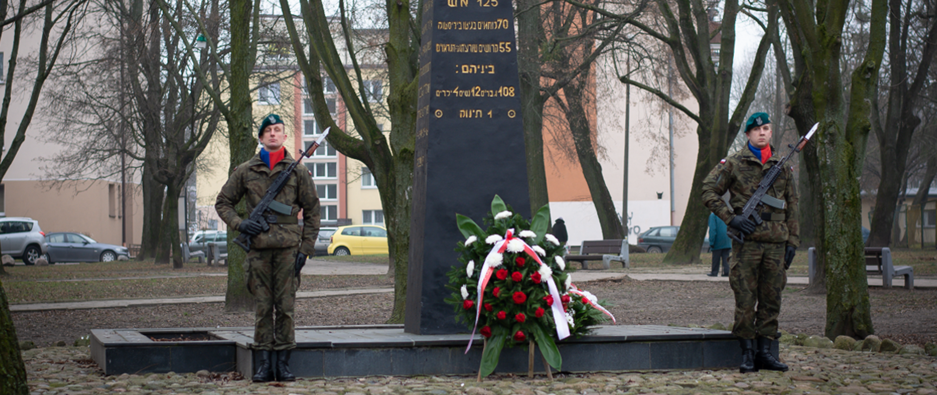Pomnik Bohaterów Getta, przy ul. Żabiej w Białymstoku. Po obu stronach pomnika stoją żołnierze na warcie honorowej. 