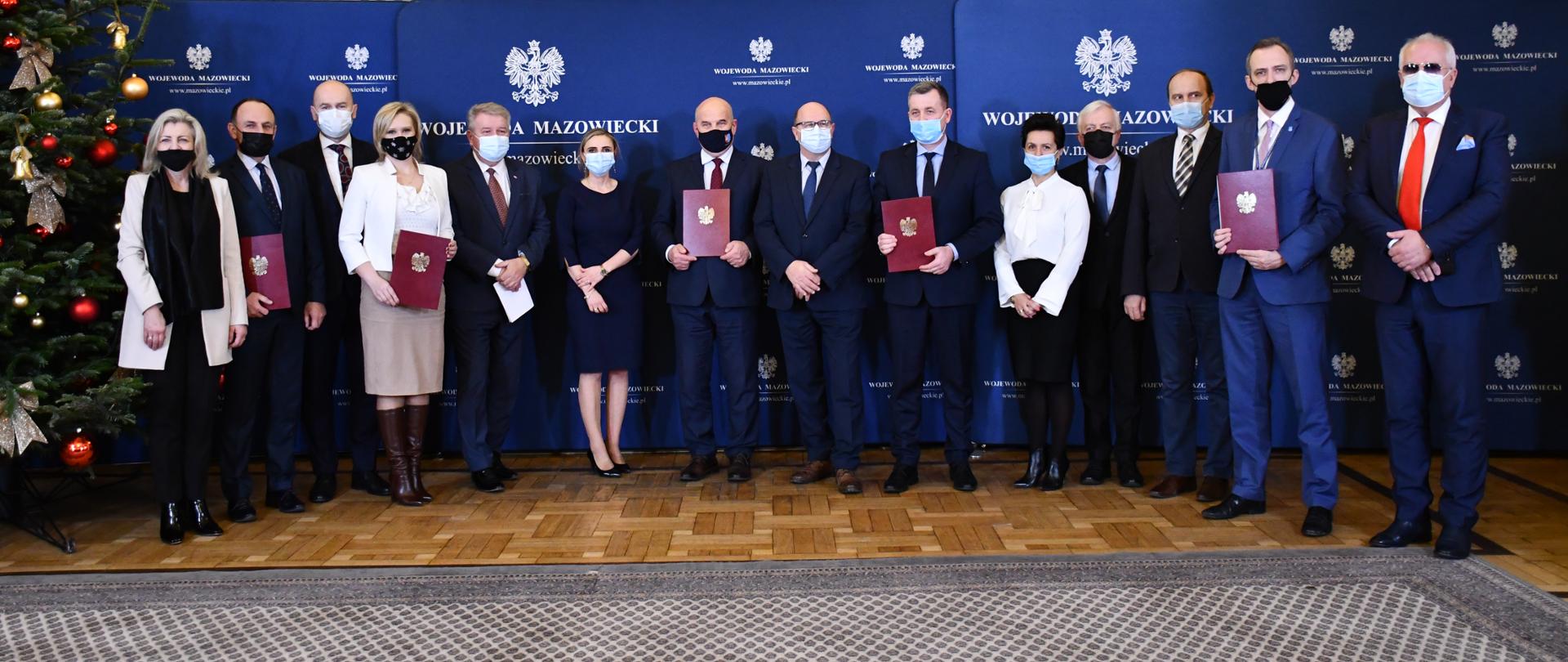 Na zdjęciu widać kobiety i mężczyzn