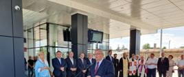 Na zdjęciu widać uczestników otwarcia dworca kolejowego, są mężczyźni i kobiety. 