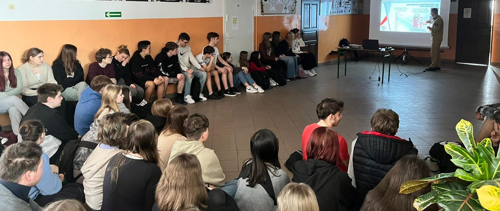 Pogadanka z młodzieżą w ramach kampanii STOP POŻAROM TRAW