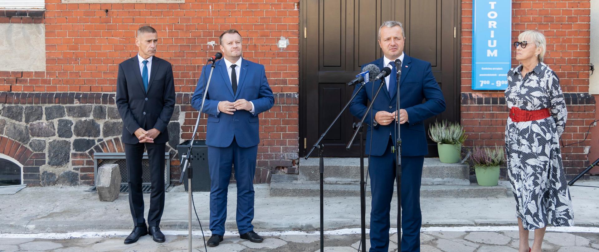 
Grupa ludzi w garniturach
