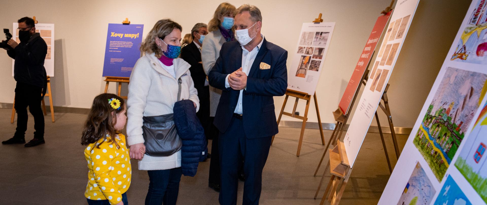 INAUGURACIÓN DE LA EXPOSICIÓN ,,MAMA , NO QUIERO GUERRA!"