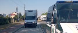 Miejsce kontroli wagowej pojazdów dostawczych na terenie Łowicza. Inspektorzy skierowali na przenośne wagi sześć przeładowanych busów towarowych.