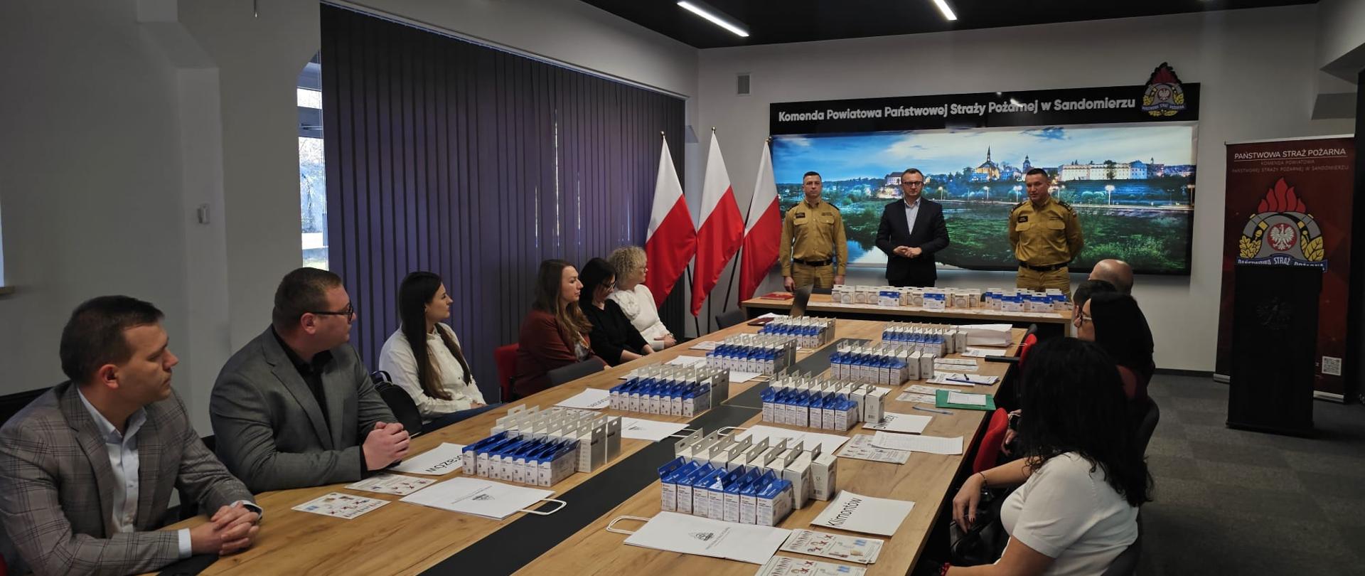 Przekazanie czujek dla OPS i pracowników ds ppoż