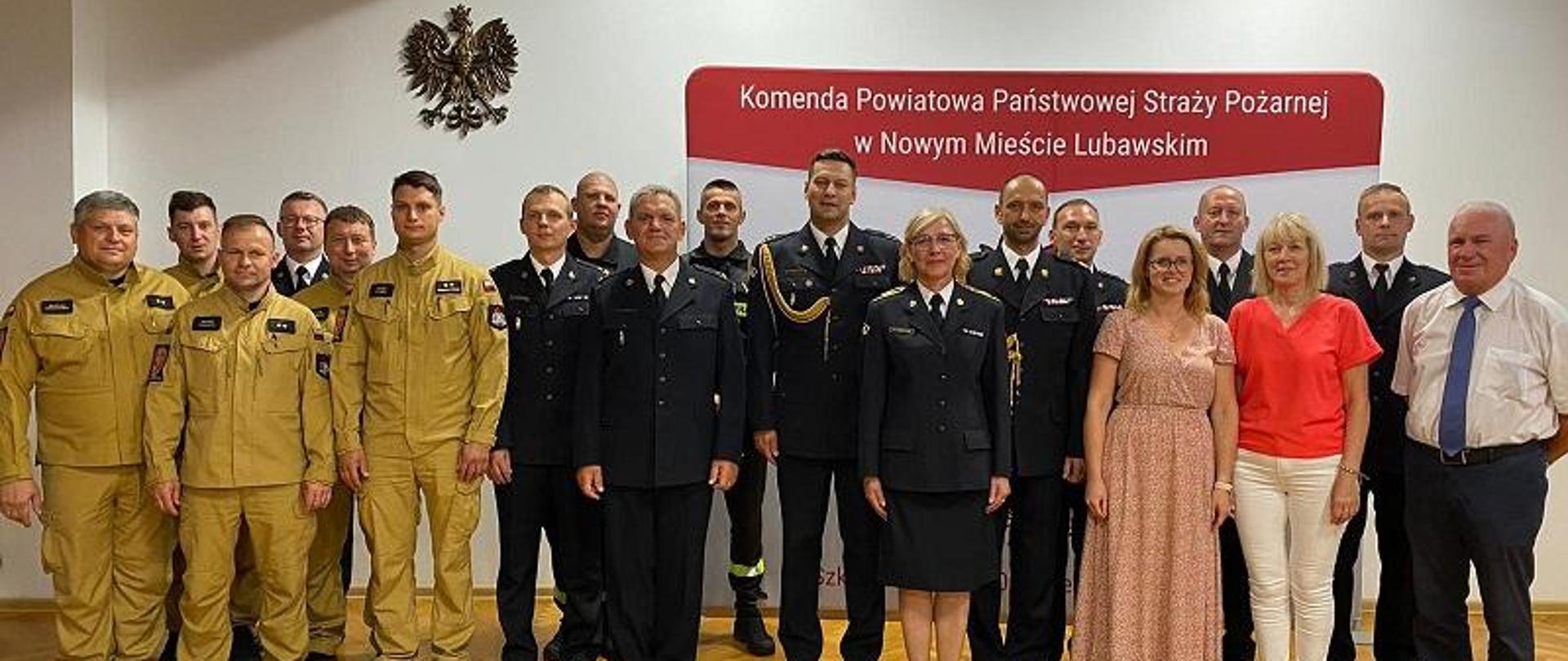 Pamiątkowe zdjęcie uczestników uroczystości