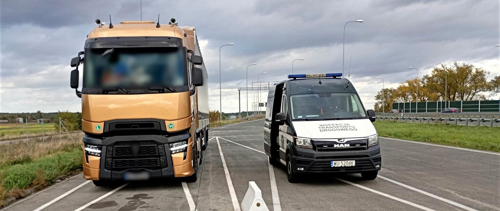 Miejsce kontroli tureckiego zespołu pojazdów. 40-tonowy zestaw zatrzymali funkcjonariusze mazowieckiej Inspekcji Transportu Drogowego na ekspresowej „ósemce” pod Wyszkowem.