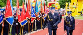 Na zdjęciu Komendant Powiatowy PSP w Pabianicach, młodszy brygadier Jacek Karcz w asyście Dowódcy Uroczystości starszego brygadiera Pawła Karasińskiego dokonuje przeglądu pododdziałów podczas XXIV Powiatowej Majówki Strażackiej - Lutomiersk 2025.