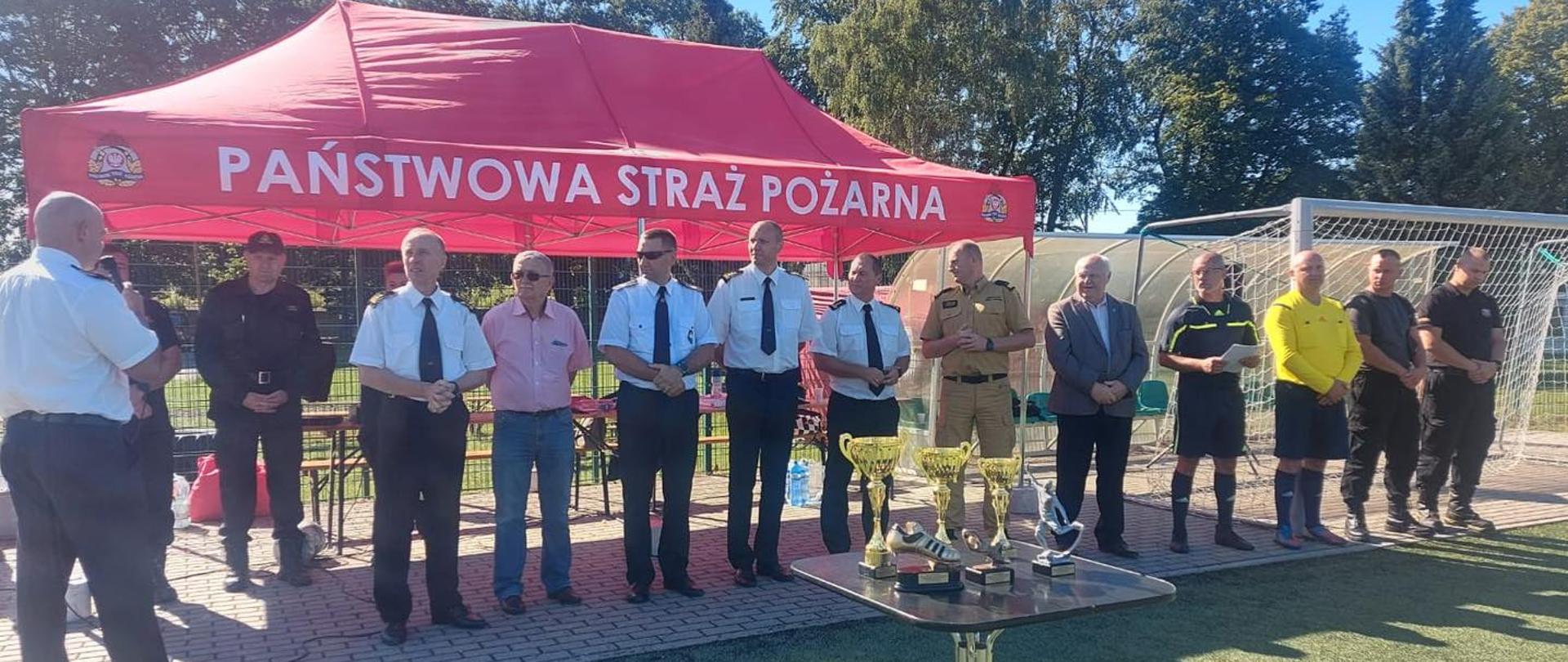 Zdjęcie przedstawia wręczenie pucharów podczas Mistrzostwa Województwa Zachodniopomorskiego Strażaków Państwowej Straży Pożarnej w Piłce Nożnej 6 osobowej